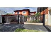 RECOLETA: IMPORTANTE RESIDENCIA EN ALQUILER, 5 DORMIT, JARDÍN, PISCINA, 12.000.000 GS.