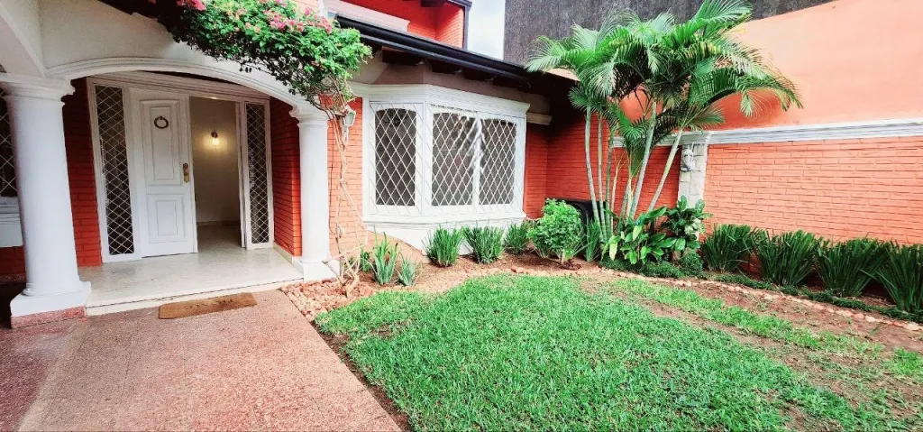 RECOLETA: IMPORTANTE RESIDENCIA EN ALQUILER, 5 DORMIT, JARDÍN, PISCINA, 12.000.000 GS. — фото 2