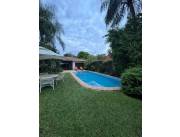 VENDO AMPLIA RESIDENCIA EN BARRIO MBURUCUYA