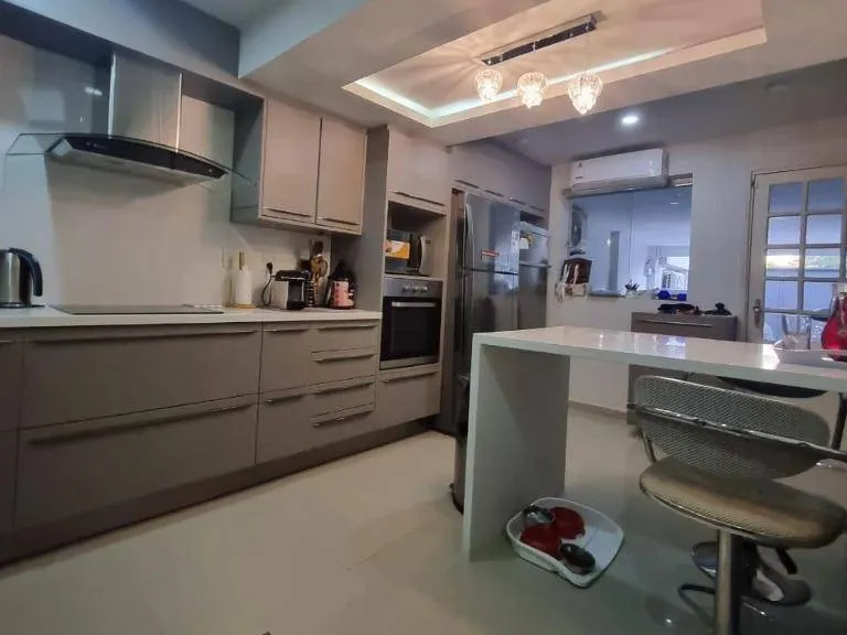 VENDO AMPLIA RESIDENCIA EN BARRIO MBURUCUYA — foto 2