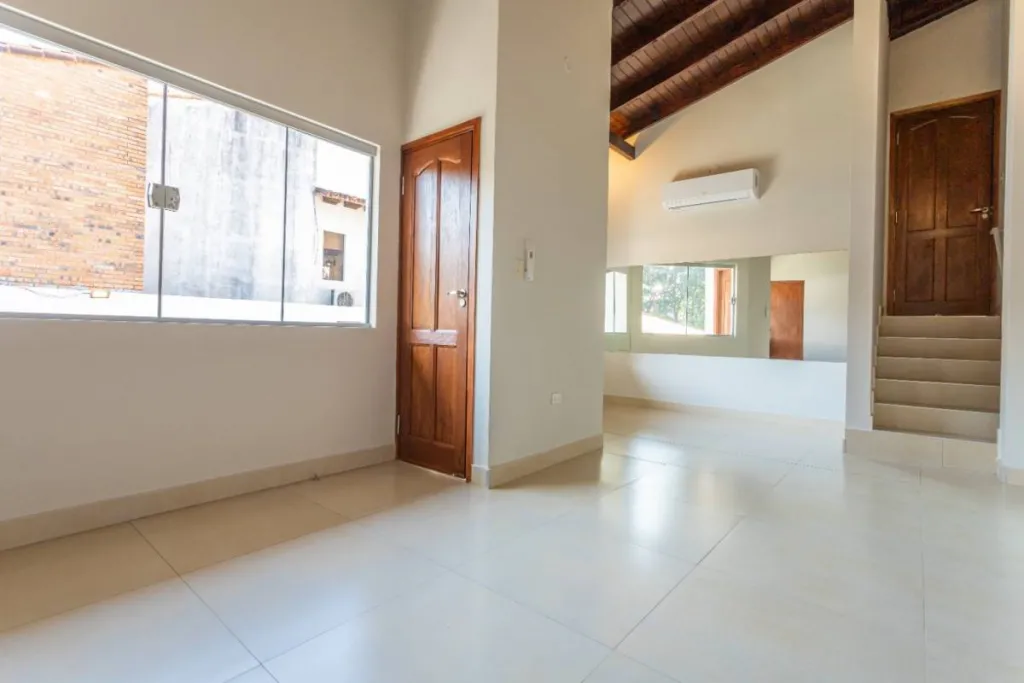 En Venta Hermosa Residencia en Barrio Mcal Estigarribia Zona Los Laureles — foto 2