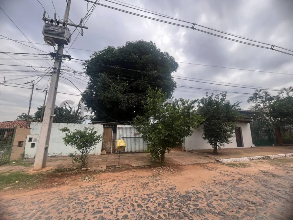AMPLIO TERRENO CON CONSTRUCCION EN LAMBARE - PANAMBIRETA — foto 2