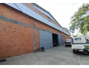 EN VENTA - AMPLIO DEPOSITO EN ESQUINA