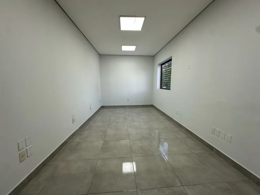 Alquilo local ideal para bancó, oficinas y afines sobre Avenida — foto 3