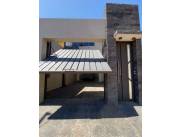 Alquilo Local Comercial de 105 m2 cuadrados zona Colegio Fernando de la Mora sobre Asfalto