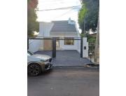 Vendo Elegante Casa de 4 dormitorios con piscina en Barrio Jara de Asuncion