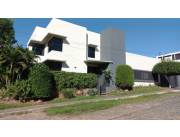 CARMELITAS, PROX. ASA: ELEGANTE RESIDENCIA, 5 SUITES, JARDÍN, PISCINA, 2.500 USD.