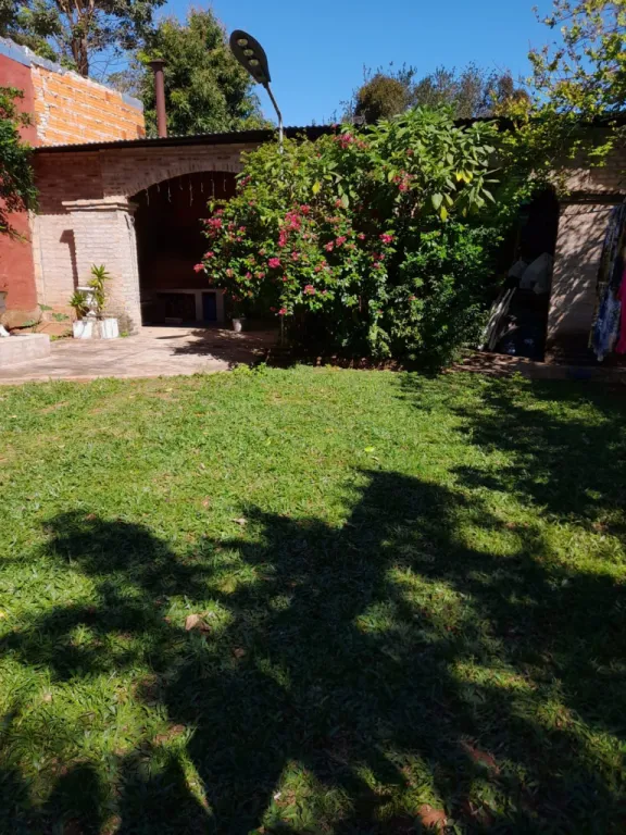 Vendo amplia casa en Ñemby barrio San Carlos — foto 2