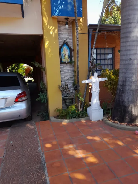 Vendo amplia casa en Ñemby barrio San Carlos — foto 3