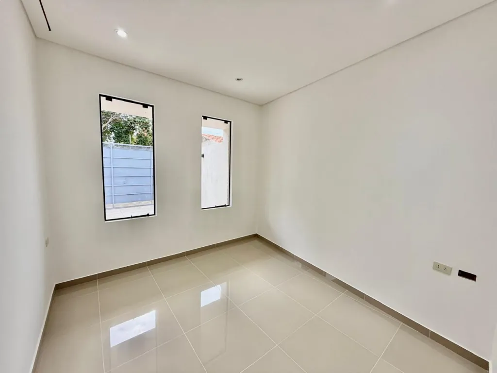 VENDO HERMOSO CHALET A ESTRENAR EN LUQUE LAURELTY — foto 3