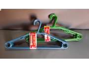 PERCHA PLASTICO AZUL Y VERDE X 6 UNIDADES
