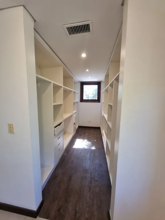 En Venta Casa en Exclusivo Condominio de Bo. Ycua Sati c 3 suites — фото 2