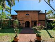 VENDO HERMOSA Y AMPLIA RESIDENCIA! SOBRE AVDA MCAL LÓPEZ CASI MADAME LYNCH!