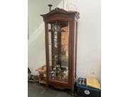Cristalero de madera maciza con luz