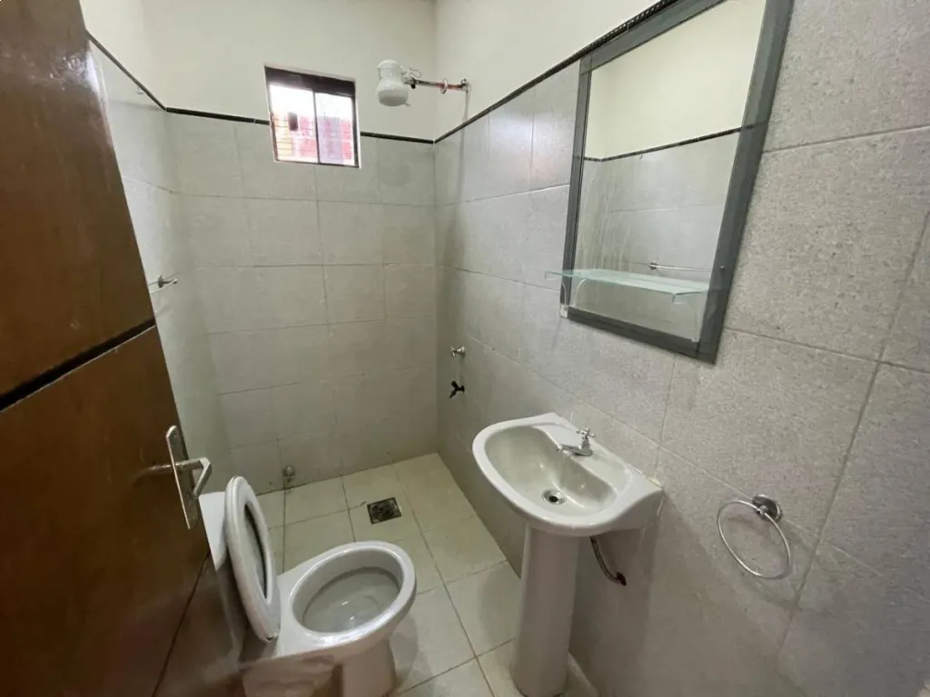 EN VENTA CASA EN LUQUE DE 2 DORMITORIOS — foto 2