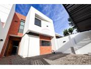 En venta casa pareada - zona Shopping Mariscal.