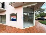 Alquilo casa con salones comerciales
