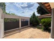 VENDO CASA ZONA COLEGIO GUTENBERG LAMBARE