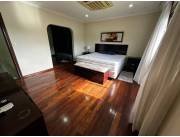 EN VENTA AMPLIA CASA EN EL BARRIO LOS LAURELES - ASUNCION
