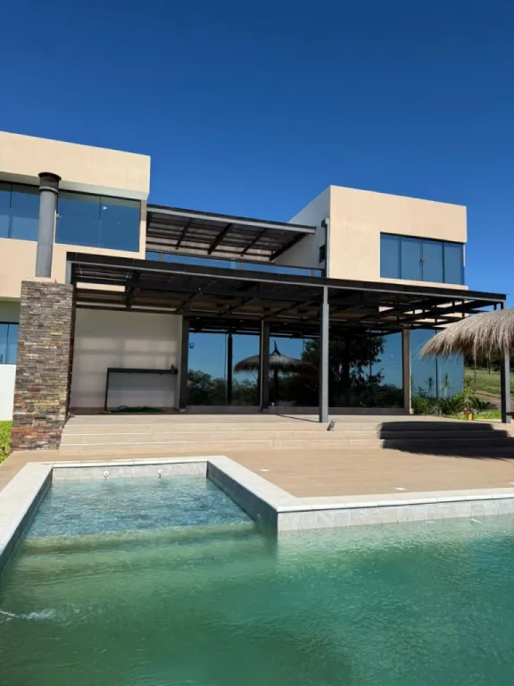 Se vende Casa de 4 Dormitorios en suite, con vista al Lago. Amoblada. — foto 2