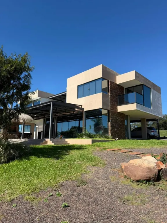 Se vende Casa de 4 Dormitorios en suite, con vista al Lago. Amoblada. — foto 3