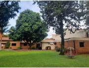 Vendo casa en Ycua Satí. Oasis en medio de la ciudad. 1.524 m2 amplio jardín.