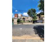 IDEAL P/ EXTRAGEROS, DIPLOMATICOS, ETC. DISTINGUIDA RESIDENCIA DE ESTILO, 4 DORMIT, ESCRIT