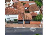 EN VENTA AMPLIA RESIDENCIA CON TERRENO EN SAJONIA