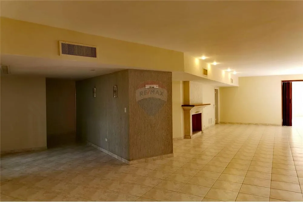 En Alquiler Lujosa Residencia Zona Los Laureles — foto 2