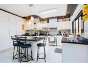 VENDO AMPLIA CASA C/ 4 HAB.1 MASTER Y 2 SUITES BO.RECOLETA S/JUAN BOGARIN Y DR.MOREIRA