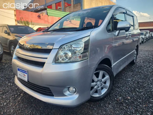 Toyota Noah 2010 - foto 2