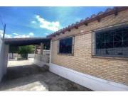 VENDO CASA EN FERNANDO DE LA MORA SUR COD 5618