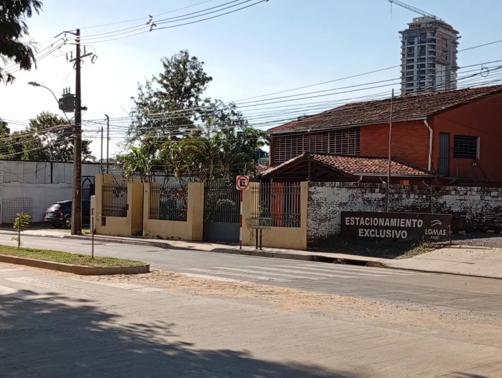 VENDO TERRRENO CON CASA A REFACCIONAR O DEMOLER SOBRE LA AVDA. MOLAS LOPEZ — foto 2