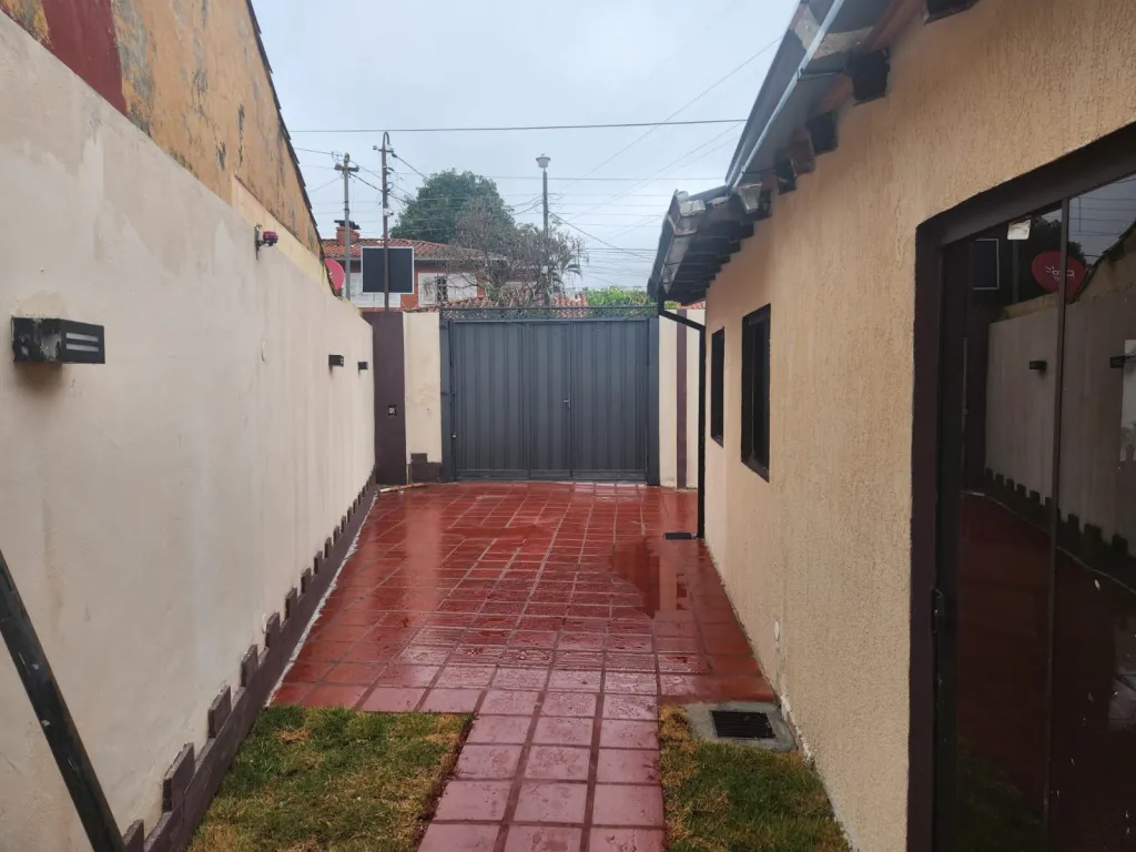 VENDO CASA EN ESQUINA CON LOCAL COMERCIAL EN LAMBARE 4 DORMITORIOS — foto 3