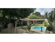 EN VENTA CASA DE UNA PLANTA CON PISCINA