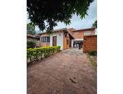 Alquilo Casa de 4 dormitorios en Lambare barrio Santa Lucia zona Parque 6 de enero