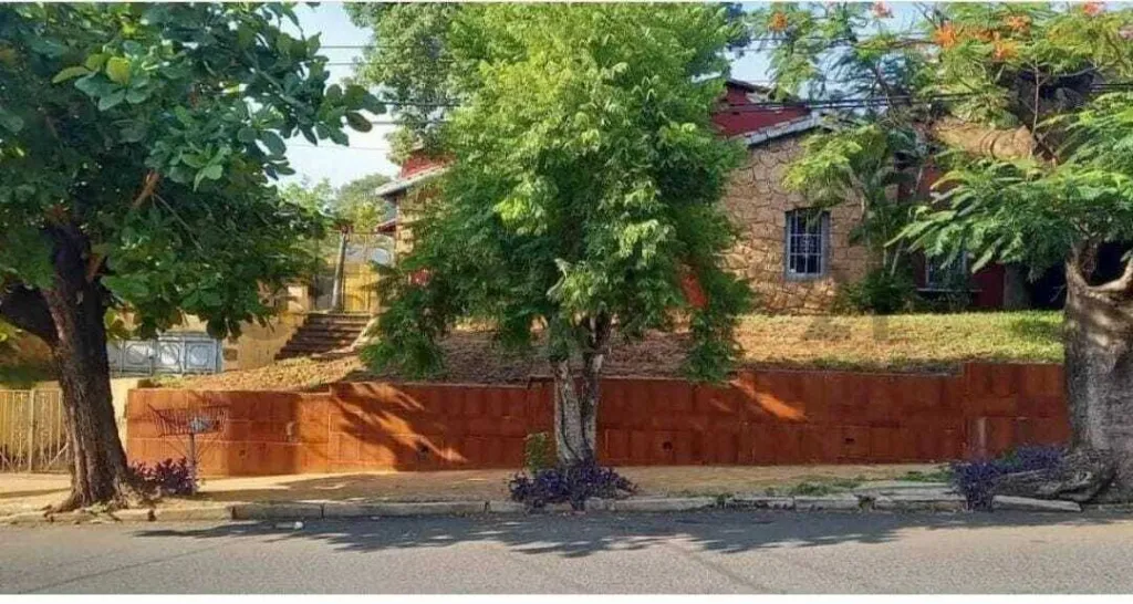 OPORTUNIDAD DE COMPRA!!! TERRENO CON POTENCIAL PARA CONSTRUCCION!! — foto 2