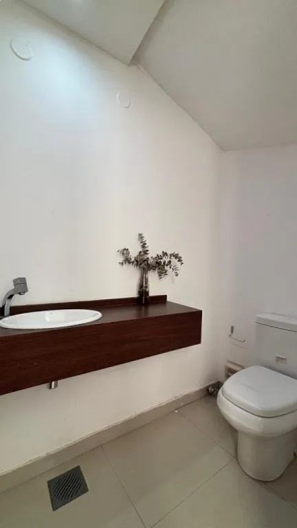 VENDO HERMOSA CASA CON AMPLIO PATIO LAMBARE ZONA HOSPITAL DEL CORAZÓN️ Ubicado en la calle — foto 2