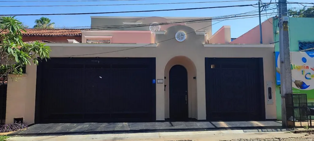 HERMOSA RESIDENCIA EN VENTA ZONA COLEGIO SEK — foto 3