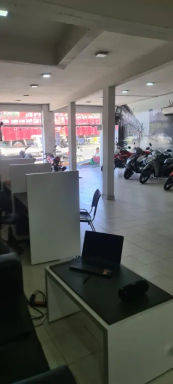 ALQUILO AMPLIO LOCAL COMERCIAL SOBRE ACCESO — foto 3