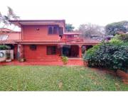 Casa con amplio terreno en Los laureles