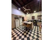 VENDO CASA SOBRE LA AVENIDA ARTIGAS, BARRIO JARA