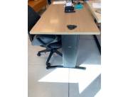 Escritorio Marelli con dos cajones y una silla giratoria