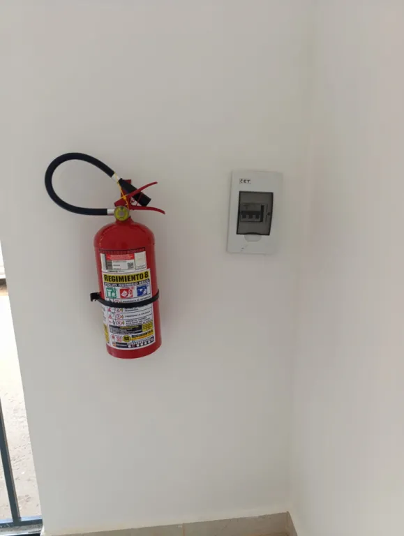 ALQUILO SALÓN COMERCIAL A ESTRENAR EN LAURELTY LUQUE — foto 2