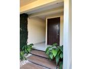 Z/ SHOPPING DEL SOL: AMPLIO DUPLEX EN ALQUILER, JARDÍN, PISCINA, 2.500 USD.