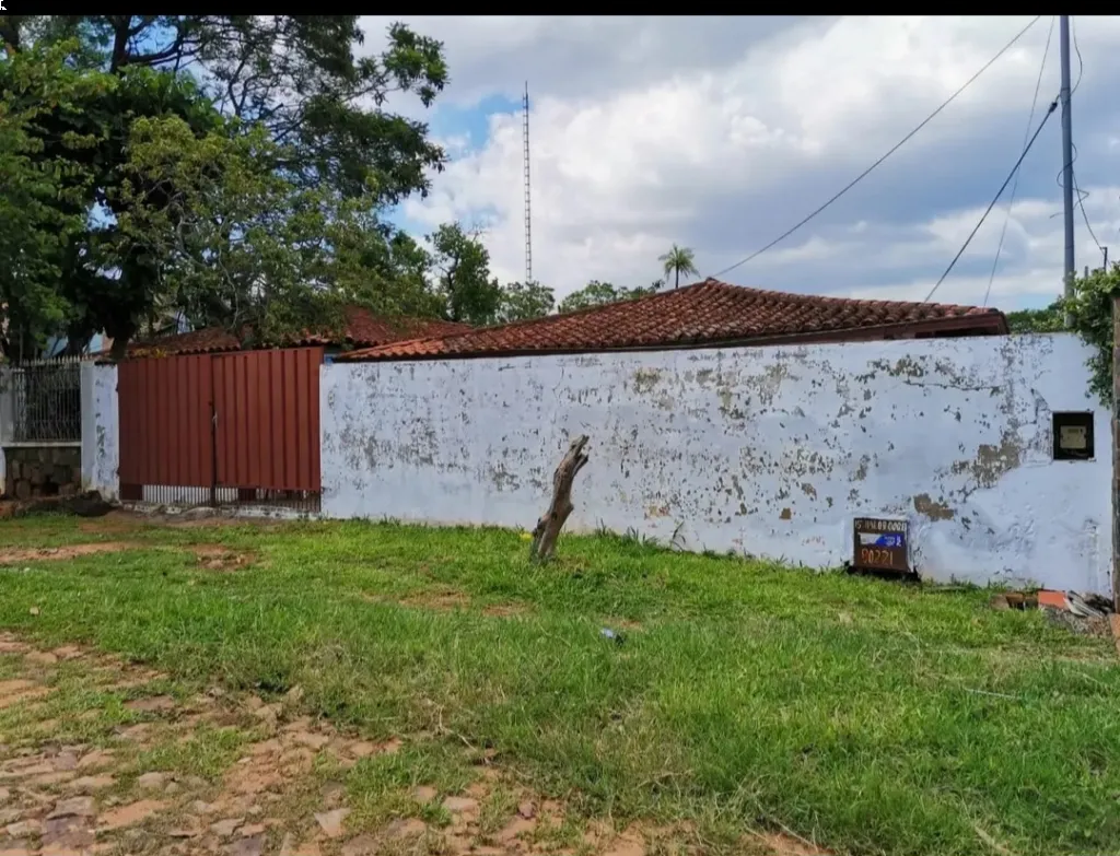 Vendo Casa de 360m2 de construcción en Loma Pytã, barrio San Blas. — foto 2