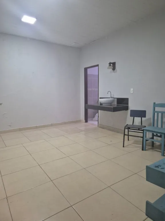 salon comercial en alquiler con oficinas — photo 3