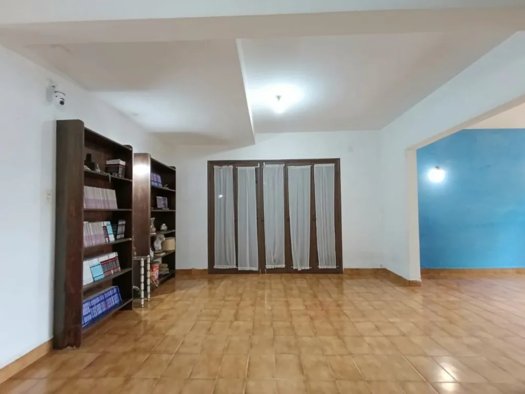 LAMBARÉ! RESIDENCIA EN AMPLIO TERRENO CON PISCINA — foto 2
