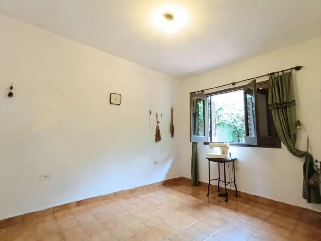 LAMBARÉ! RESIDENCIA EN AMPLIO TERRENO CON PISCINA — foto 3