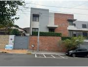 SAJONIA, CENTRO: VENDO CASA, 3 DORMITORIOS, 330 M2, COCHERAS, 125.000 USD.